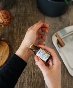 Olejek kadzidłowy Frankincense nakładany na nadgarstek