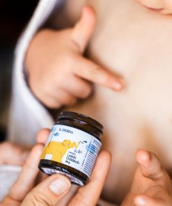 Maluszek z Balsamem Lekki Oddech K. Hebda – naturalny balsam o ziołowym zapachu wspierający komfort oddechowy. Zdjęcie lifestyle.