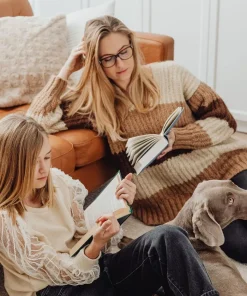 Olejek Mieszanka Skupienie Klaudyna Hebda w kontekście rodzinnej chwili czytania, sprzyjającej spokojnej i uporządkowanej atmosferze.