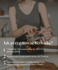 Instrukcja przygotowania - herbata ziołowa z olejkami eterycznymi Klaudyna Hebda na tle osoby zaparzającej aromatyczny napar w kuchennym wnętrzu.