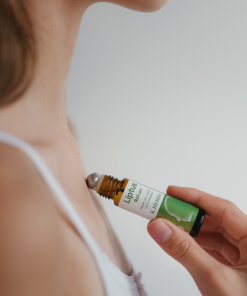 Kobieta używa Roll-on Liptus, aplikując go na kark i nadgarstki