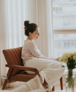 Olejek Gaja no.1 K. Hebda – wizualizacja spokojnej, aromatycznej atmosfery z kobietą w chwili wyciszenia.