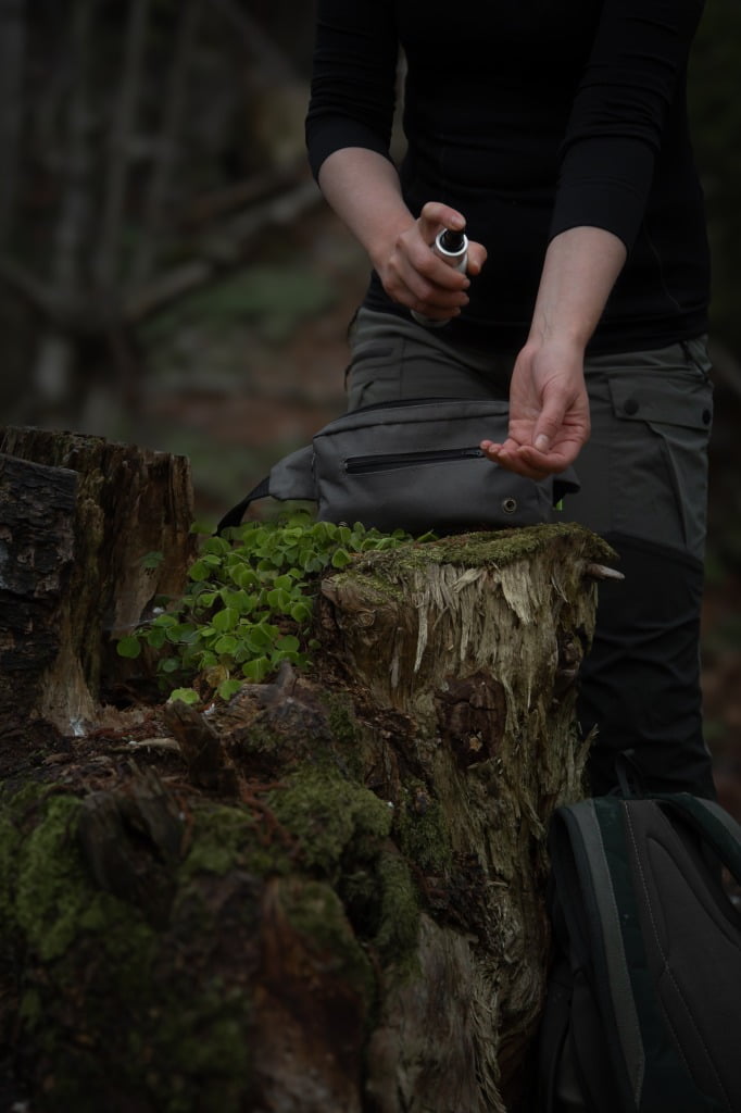 NUTTA spray K. Hebda w trakcie aplikacji – naturalna ochrona z Citriodiolem