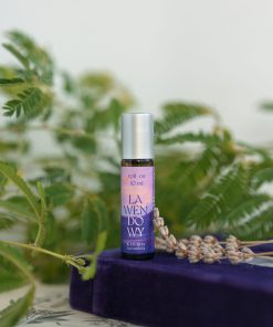 Roll-on Lavandula K. Hebda na tle gałązek lawendy – aromaterapeutyczny roll-on lawendowy