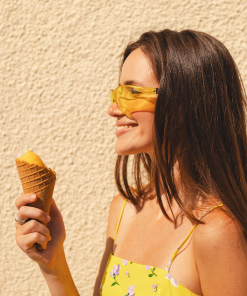 Kobieta w żółtej sukience z lodami w słońcu – radość i energia z olejkiem Cytrusowa Radość K. HEBDA