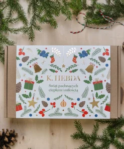 Zestaw prezentowy w świątecznej obwolucie K. Hebda z ilustracjami zimowych dekoracji i roślin.