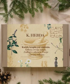 Zestaw prezentowy w zielarskiej obwolucie K. Hebda z ilustracjami ziół i moździerzem w naturalnym stylu.