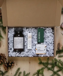 Zestaw prezentowy K. Hebda z białym wypełnieniem, herbatą, roll-onem Medytacja i maścią w naturalnej aranżacji.