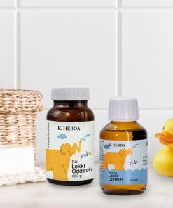„Zestaw Lekki Oddech Klaudyna Hebda na półce w łazience z gumową kaczką – lifestylowe zdjęcie”