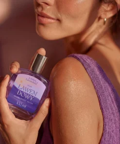 K. HEBDA LAVANDULA olejek lawendowy Kobieta aplikująca olejek Lavandula na ramię – gładka skóra, naturalny blask i aromatyczny lawendowy rytuał.