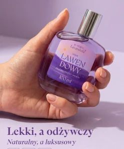 K. HEBDA Olejek lawendowy Lavandula trzymana w dłoni w świetle słońca – lekka, odżywcza pielęgnacja z aromatem lawendy.