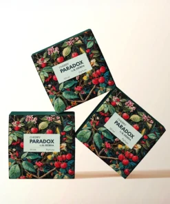 Opakowanie perfum Cherry Paradox by K. Hebda z motywem wiśni i roślinną grafiką, eleganckie ujęcie produktu.