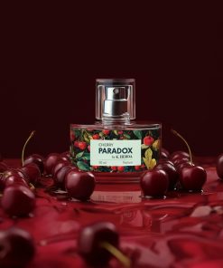 Packshot perfum Cherry Paradox na tle soczystych wiśni