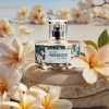 Perfumy Flower Paradox na tle kwiatów – elegancki zapach dla kobiet z charakterem