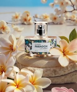 Perfumy Flower Paradox na tle kwiatów – elegancki zapach dla kobiet z charakterem