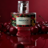 Packshot perfum Cherry Paradox na tle soczystych wiśni