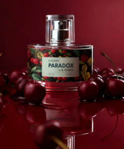 Packshot perfum Cherry Paradox na tle soczystych wiśni