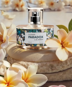 Perfumy Flower Paradox na tle kwiatów – elegancki zapach dla kobiet z charakterem