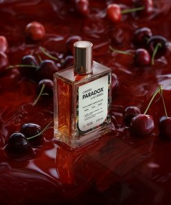 Suchy olejek Cherry Paradox by K. Hebda na tle wiśni – pielęgnacja z nutą elegancji