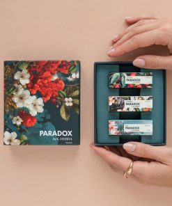 Discovery Set Paradox by K. Hebda trzymany w dłoniach – zestaw próbek naturalnych perfum 3x2 ml