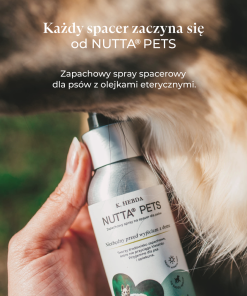 Dłoń trzymająca butelkę Nutta Pets i rozpylająca spray na karku długowłosego psa.