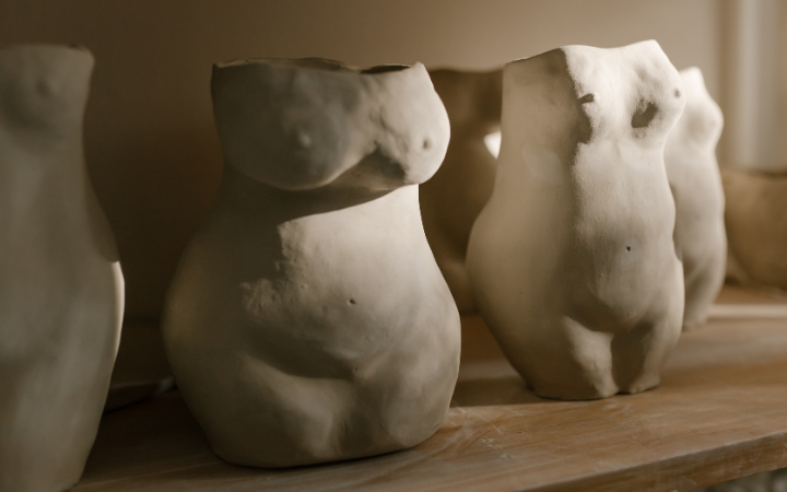 Ceramiczne figurki przedstawiające kobiece ciało, symbolizujące delikatność i łagodność olejku Gaja.
