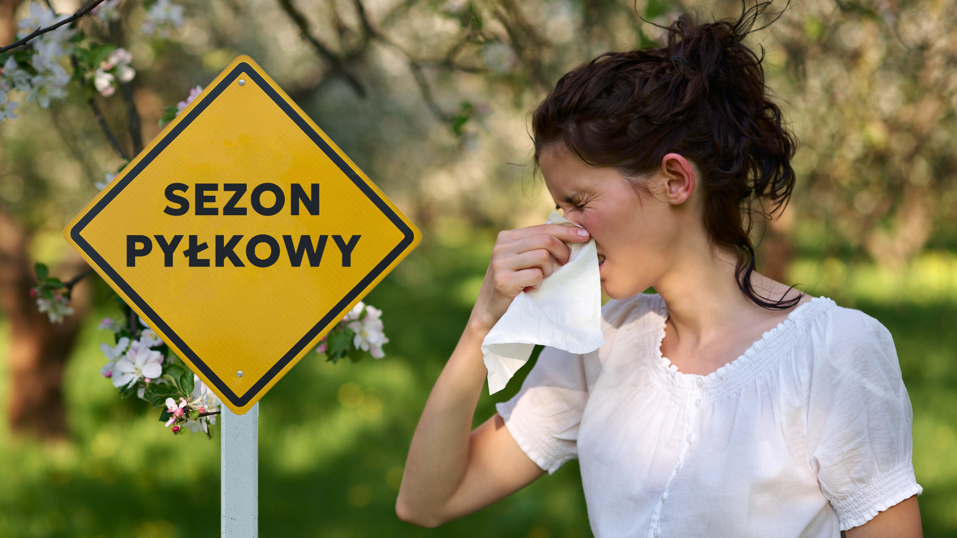 Kobieta kichająca z powodu alergii na pyłki