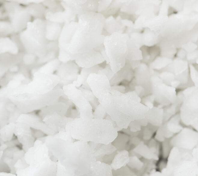Zbliżenie na białe kryształki naturalnego chlorku magnezu Zechstein wykorzystywanego do produkcji oliwy magnezowej.