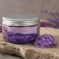Peeling lawendowy K. Hebda Lavandula® w niskim słoiku na kamiennej podstawce. Widoczne naturalne drobinki cukru i nasion żurawiny oraz lawenda w tle.