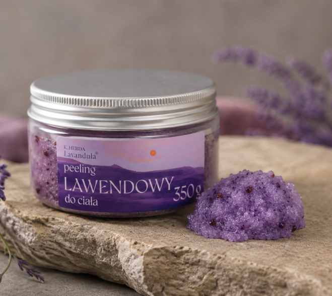 Peeling lawendowy K. Hebda Lavandula® w niskim słoiku na kamiennej podstawce. Widoczne naturalne drobinki cukru i nasion żurawiny oraz lawenda w tle.