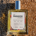 Flakon luksusowego suchego olejku wielofunkcyjnego Sea Paradox by K. Hebda o pojemności 100 ml, ustawiony na naturalnym piasku plaży i obsypany kryształami soli morskiej.