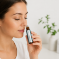 Kobieta wąchająca roll-on Melisa PLUS z olejkami eterycznymi do aromaterapii