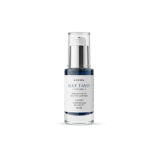 Zdjęcie produktowe packshot: rozświetlające serum do twarzy Blue Tansy + Vitamin C w szklanej butelce z pipetą na czystym, białym tle – pielęgnacja w duchu skinimalizmu.