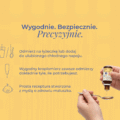 Dłonie odmierzające krople na łyżeczkę z butelki Kropelki z witaminą C dla dzieci K. Hebda na żółtym tle z instrukcją stosowania.
