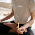 Palo Santo K. Hebda – naturalne drewienko zapachowe podczas okadzania