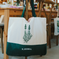 Torba Klaudyna Hebda zawieszona na krześle w rustykalnym wnętrzu z drewnem