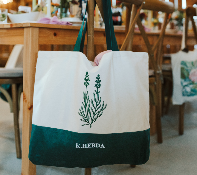 Torba Klaudyna Hebda zawieszona na krześle w rustykalnym wnętrzu z drewnem