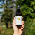 Mieszanka Spacerowa - spray do ubrań z olejkami eterycznymi trzymany w dłoni