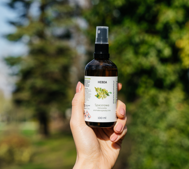 Mieszanka Spacerowa - spray do ubrań z olejkami eterycznymi trzymany w dłoni