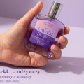 K. HEBDA Olejek lawendowy Lavandula trzymana w dłoni w świetle słońca – lekka, odżywcza pielęgnacja z aromatem lawendy.