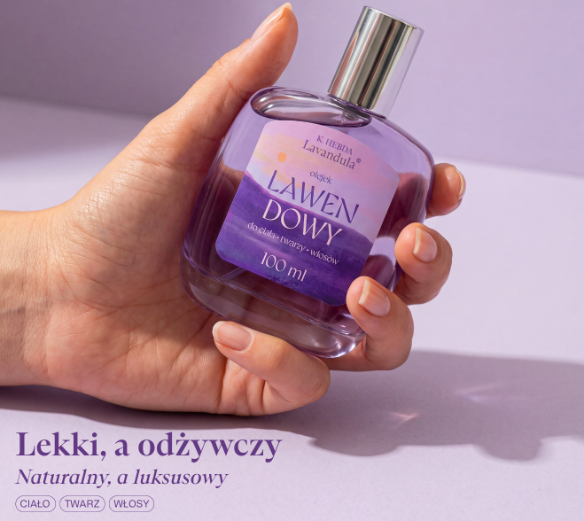 K. HEBDA Olejek lawendowy Lavandula trzymana w dłoni w świetle słońca – lekka, odżywcza pielęgnacja z aromatem lawendy.
