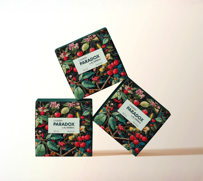 Eleganckie, ciemnozielone opakowania kartonowe z botanicznym motywem liści i wiśni perfum Cherry Paradox by K. Hebda 50 ml.