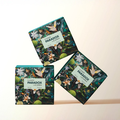 Trzy luksusowe ciemnozielone pudełka z egzotycznym motywem botanicznym i etykietą perfum Flower Paradox by K. Hebda 50 ml.