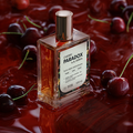 Luksusowy suchy olejek wielofunkcyjny do ciała, twarzy i włosów Cherry Paradox by K. Hebda o pojemności 100 ml w otoczeniu dojrzałych wiśni.