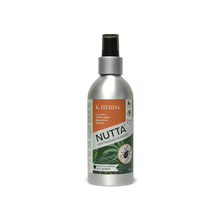NUTTA® to skuteczny spray na kleszcze i komary oparty na uwodnionym i cyklizowanym olejku z eukaliptusa cytrynowego. Zdjęcie przedstawia produkt w aluminiowej butelce z wygodnym czarnym atomizerem, stojący pionowo na czystym, białym tle.