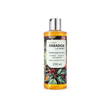 Eleganckie butelkowe opakowanie luksusowego produktu olejek pod prysznic Cherry Paradox 250 ml na jednolitym białym tle.