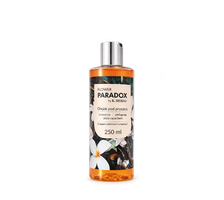Eleganckie butelkowe opakowanie luksusowego produktu olejek pod prysznic Flower Paradox o pojemności 250 ml na jednolitym białym tle.