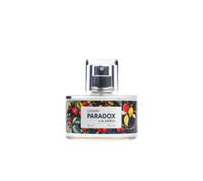 Flakon perfum Cherry Paradox by K. Hebda o pojemności 50 ml z przezroczystym korkiem i ozdobną etykietą botaniczną — packshot na białym tle.